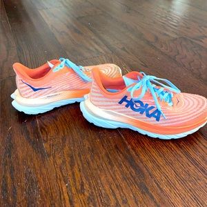 HOKAS size 6 great condition!